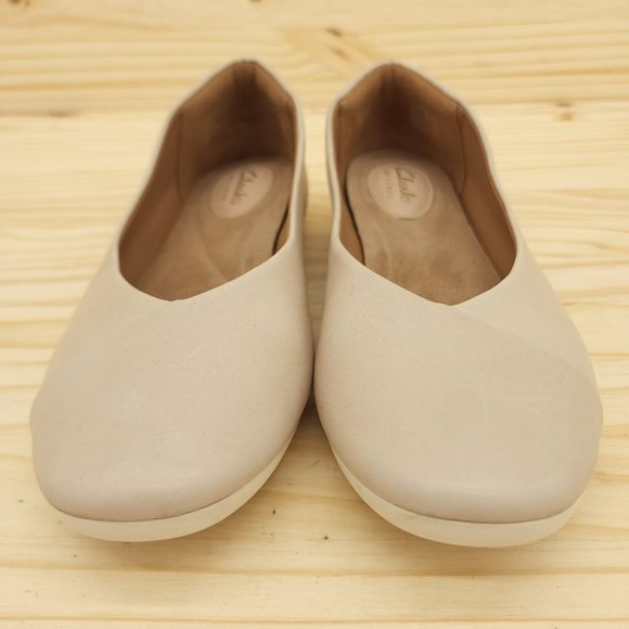 Clarks Womens Ballet Flats Sz 8 M Tan Leather Slip On Chic Comfort Shoes - Picture 2 of 9
